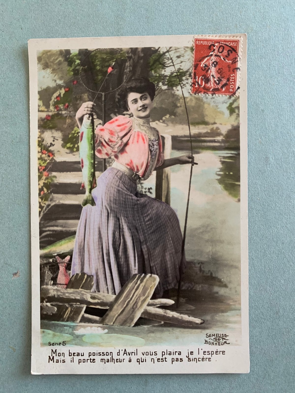 1909 1 April - dame met hengel en vis, Ophalen of Verzenden, Voor 1920, Gelopen, Overige thema's