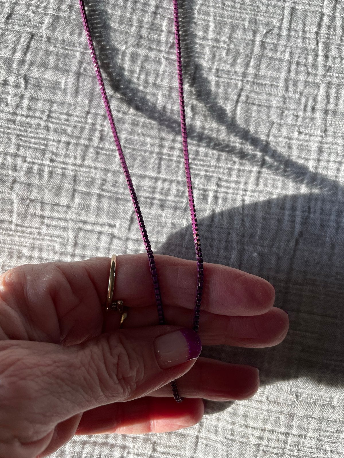 Lange paarse ketting - 120cm, Sieraden, Tassen en Uiterlijk, Kettingen, Ophalen of Verzenden, Gebruikt, Paars, Overige materialen