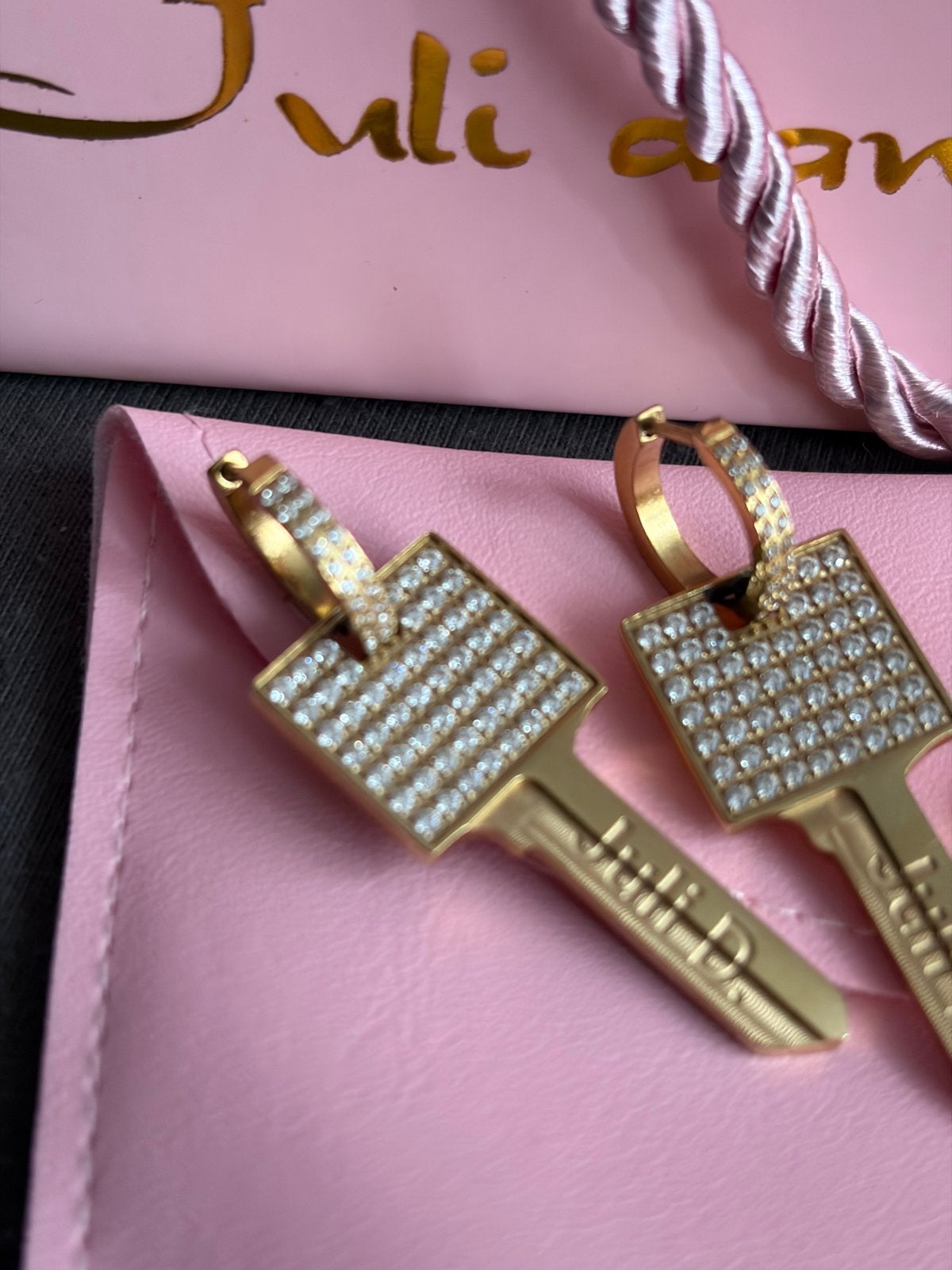Juli Dans Jewels Key Oorbellen met Strass, Overige materialen, Hangers, Ophalen of Verzenden, Zo goed als nieuw