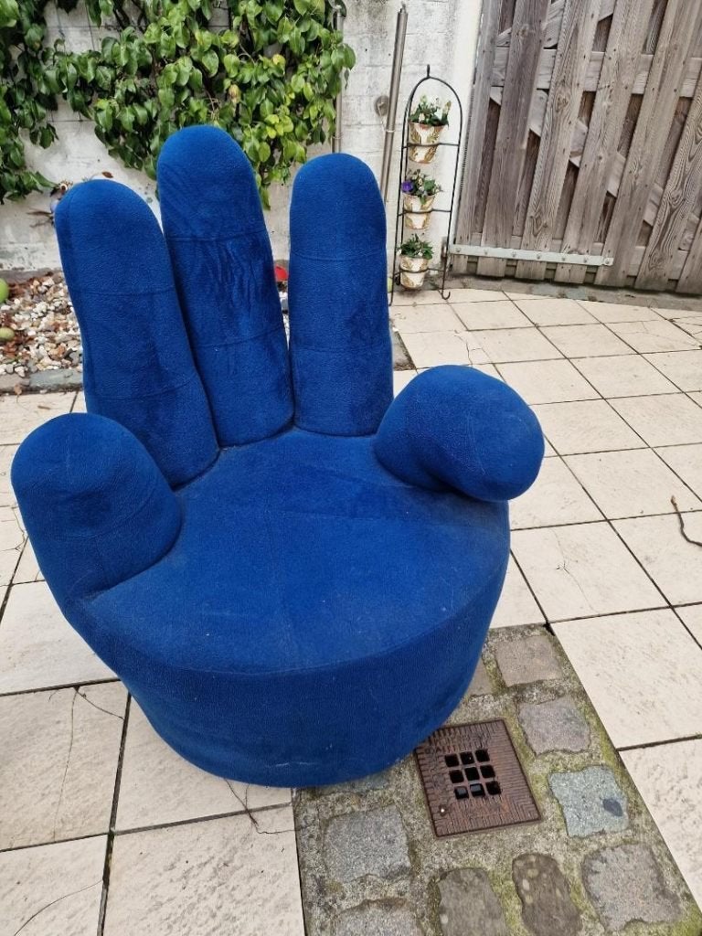 Blauwe stoel in de vorm van een hand, Huis en Inrichting, Ophalen, Gebruikt, Blauw, Eén