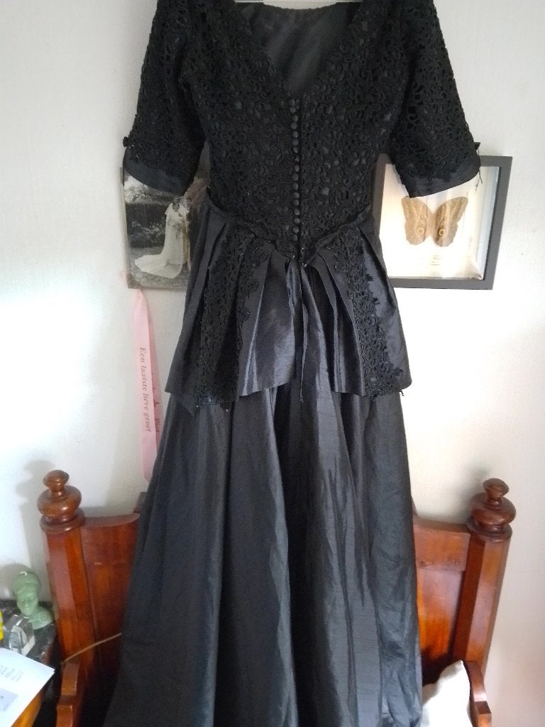 Replica Victoriaanse bruidsjurk zwart met billentikker, Ophalen of Verzenden, Gebruikt, Pak of Jurk