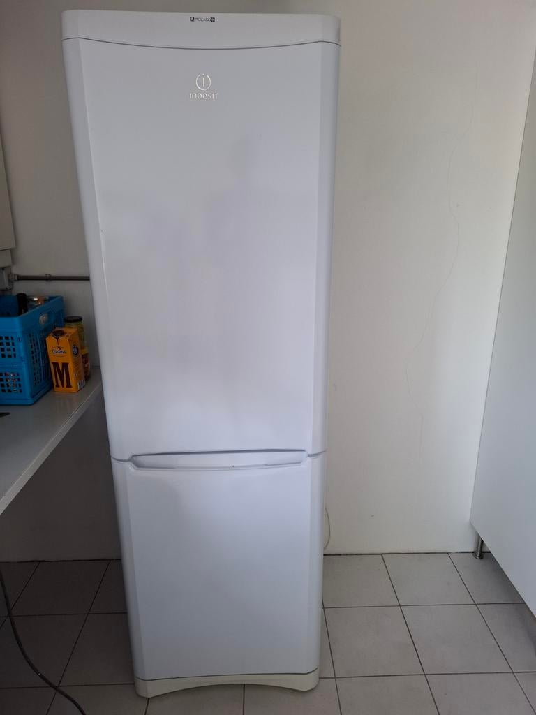 Indesit Koel-vriescombinatie, Witgoed en Apparatuur, Koelkasten en IJskasten, Gebruikt, Met aparte vriezer, 200 liter of meer
