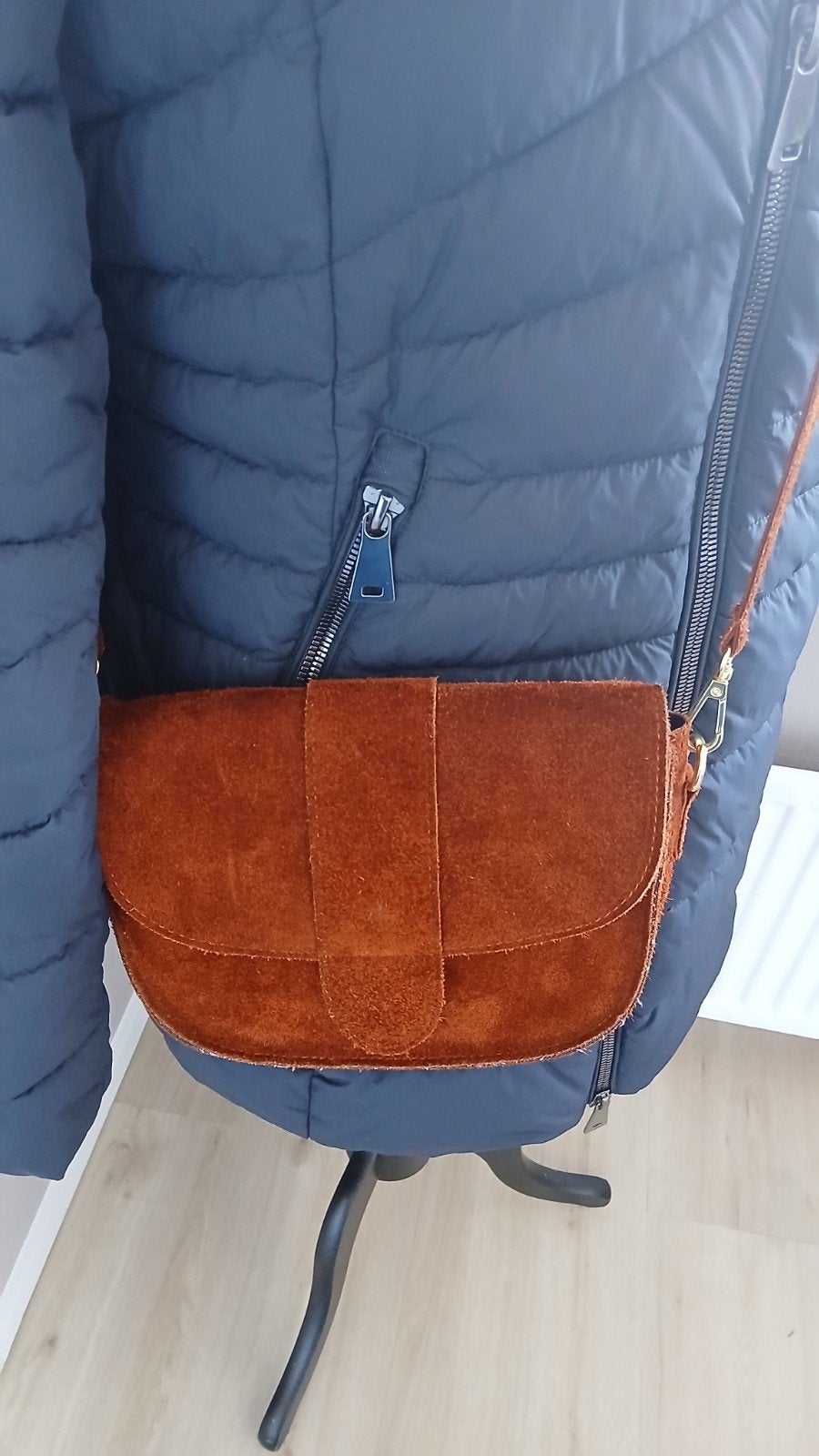 Charm schoudertas donkercognac suede leer!, Sieraden, Tassen en Uiterlijk, Ophalen of Verzenden, Nieuw, Bruin, Schoudertasje