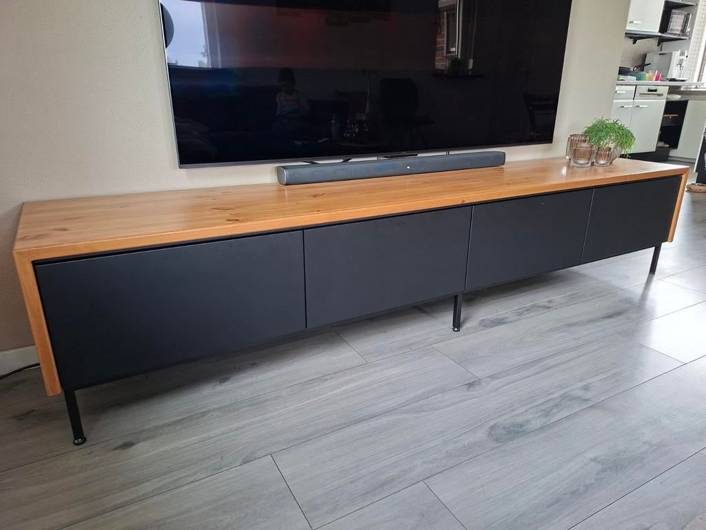 Uniek TV-meubel van Zen Lifestyle met houten ombouw, Huis en Inrichting, Kasten | Televisiemeubels, Modern, Industrieel, Zo goed als nieuw
