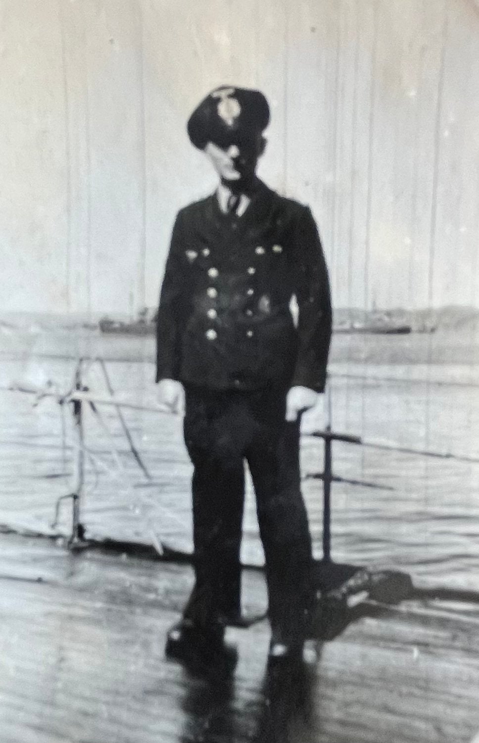 WO2 DUITS Zw/w foto Officier Kriegsmarine aan dek, Verzenden, Marine, Duitsland, Foto of Poster