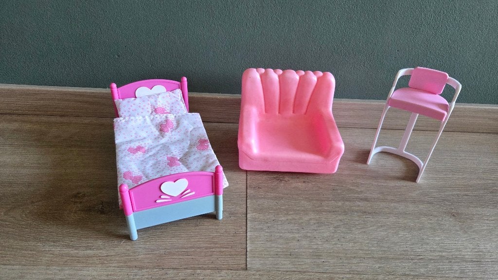 Barbie poppenhuis meubels: Bed, fauteuil en kruk, Kinderen en Baby's, Speelgoed | Poppenhuizen, Ophalen of Verzenden, Gebruikt