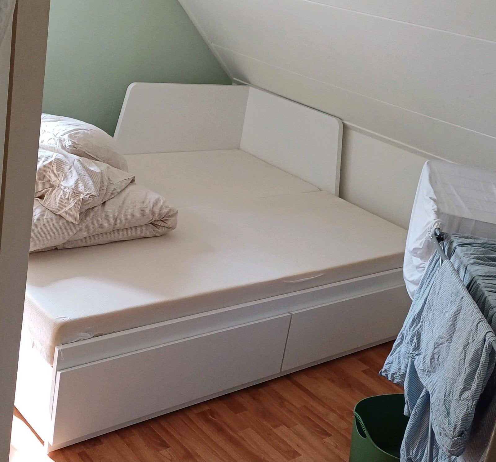 Wit uitschuifbaar bed, met opberglades