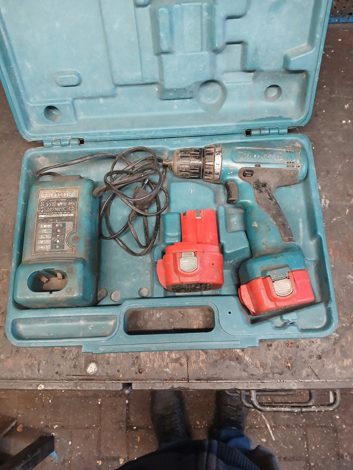 Makita 6270D Accuboormachine met lader en 2 accu's, Gebruikt, Variabele snelheid, Ophalen of Verzenden, Boor- en Schroefmachine