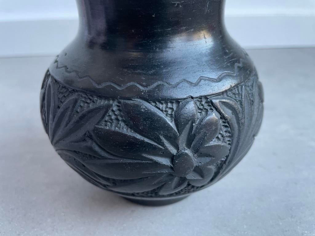 Zwarte keramische vaas met bloemenreliëf, Antiek en Kunst, Antiek | Vazen, Ophalen of Verzenden