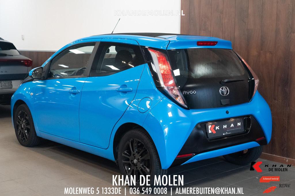 Toyota Aygo 1.0 VVT-i x-play Schuifdak|Camera|Scherm|Navigat, Voorwielaandrijving, Gebruikt, Euro 6, Handgeschakeld