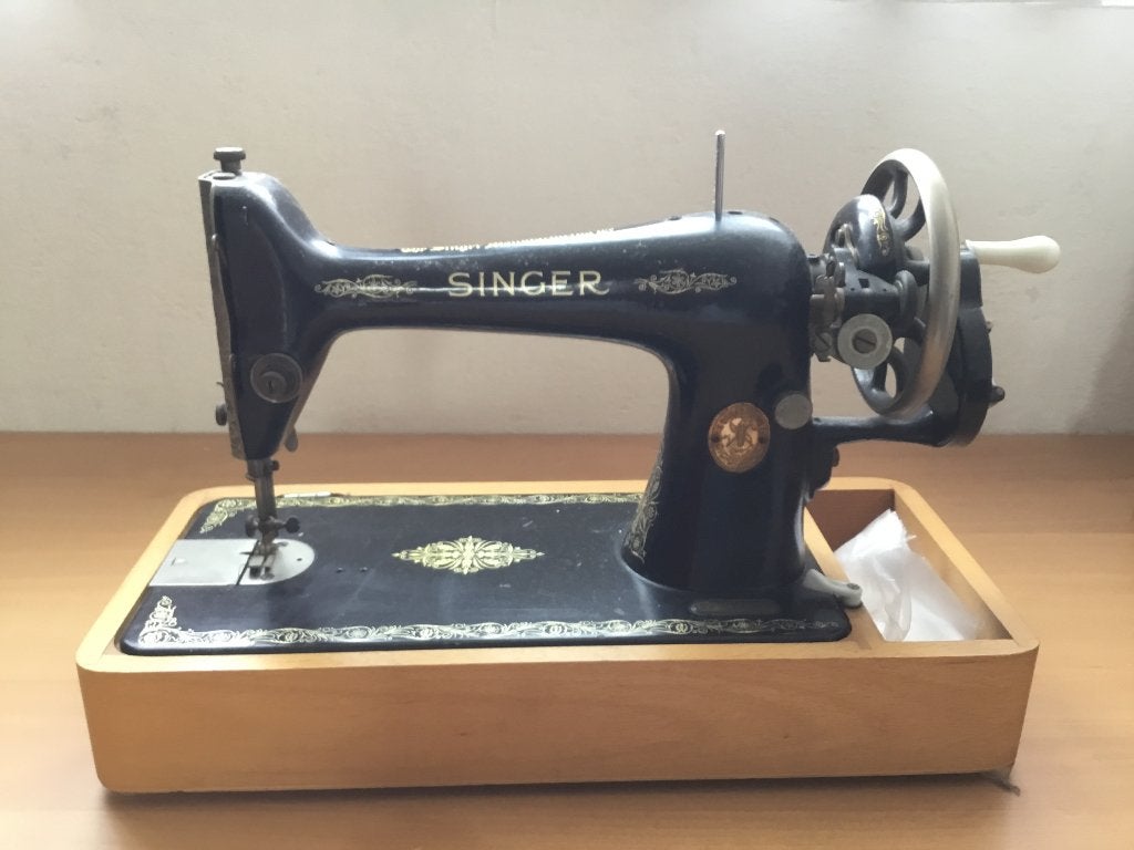 Antieke  handnaaimachine, Ophalen