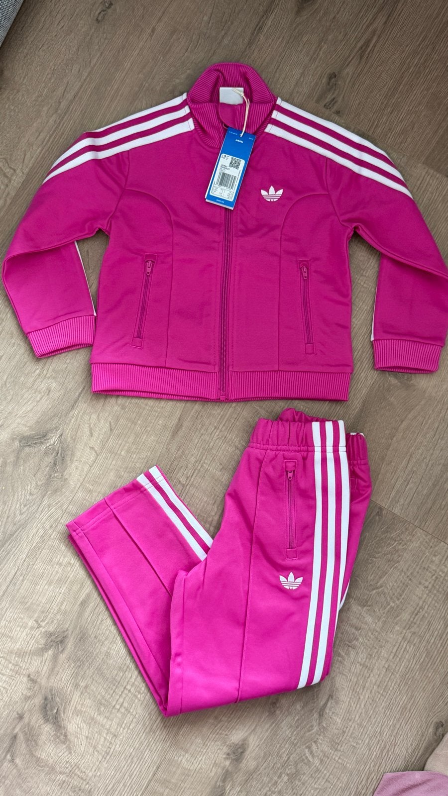 Adidas Trainingspak Roze - Nieuw met labels, Ophalen of Verzenden, Nieuw, Meisje, Setje