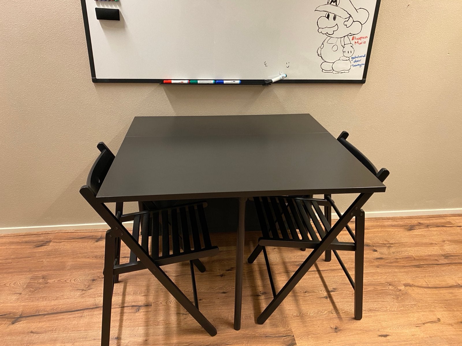 Compacte zwarte eettafel met inklapbare stoelen, Huis en Inrichting, Tafels | Eettafels, Gebruikt, 100 tot 150 cm, Tot twee personen