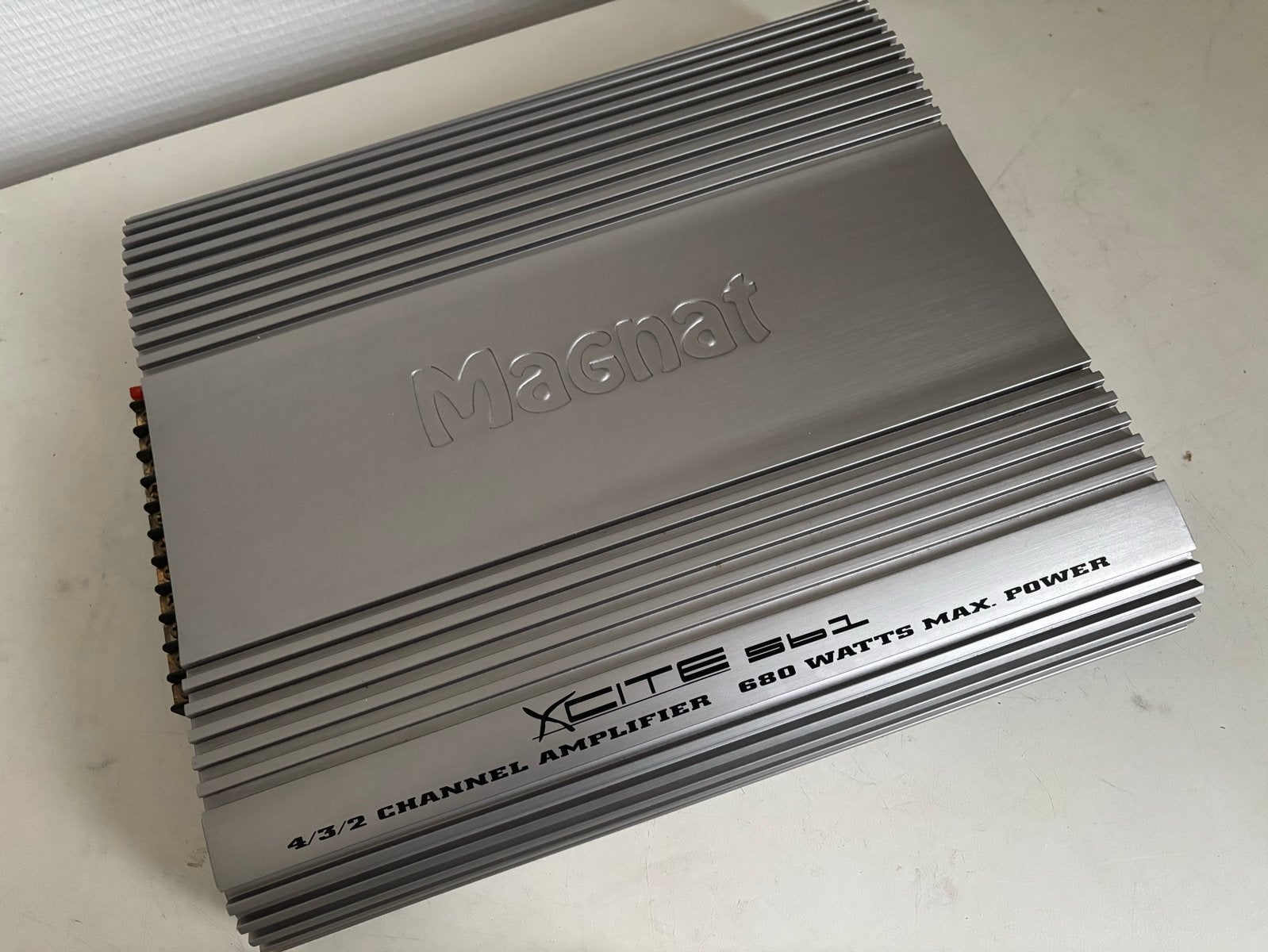 Magnat Xcite 561 4/3/2 Kanaals Versterker 680 Watt, Ophalen of Verzenden, Zo goed als nieuw