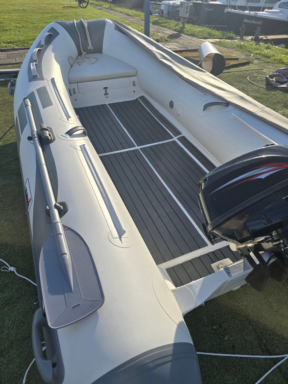 Polyester Ribboot met 5 pk motor en trailer, Ophalen