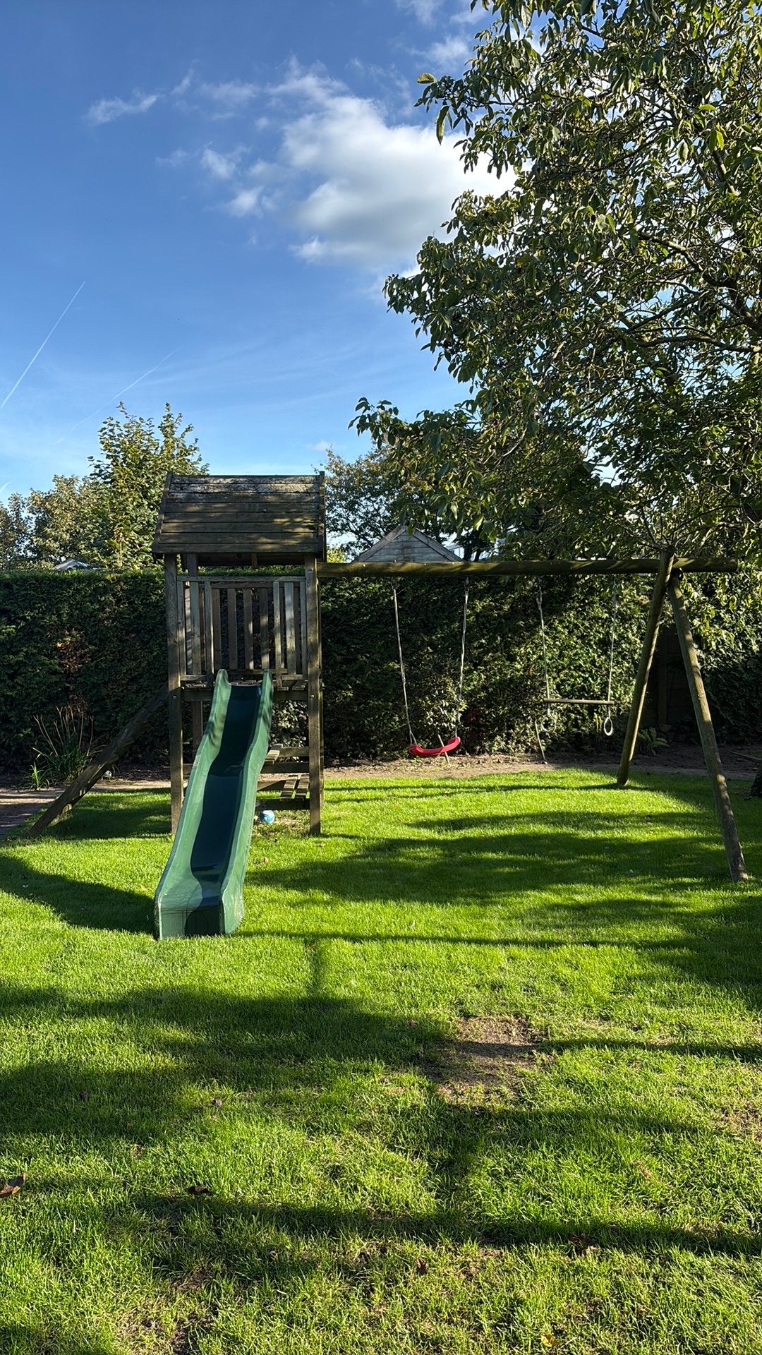 Gratis - speelhuisje met glijbaan en schommels, Ophalen, Gebruikt, Glijbaan