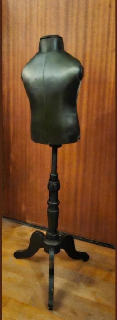 Vintage kleine paspop op houten voet.., Ophalen