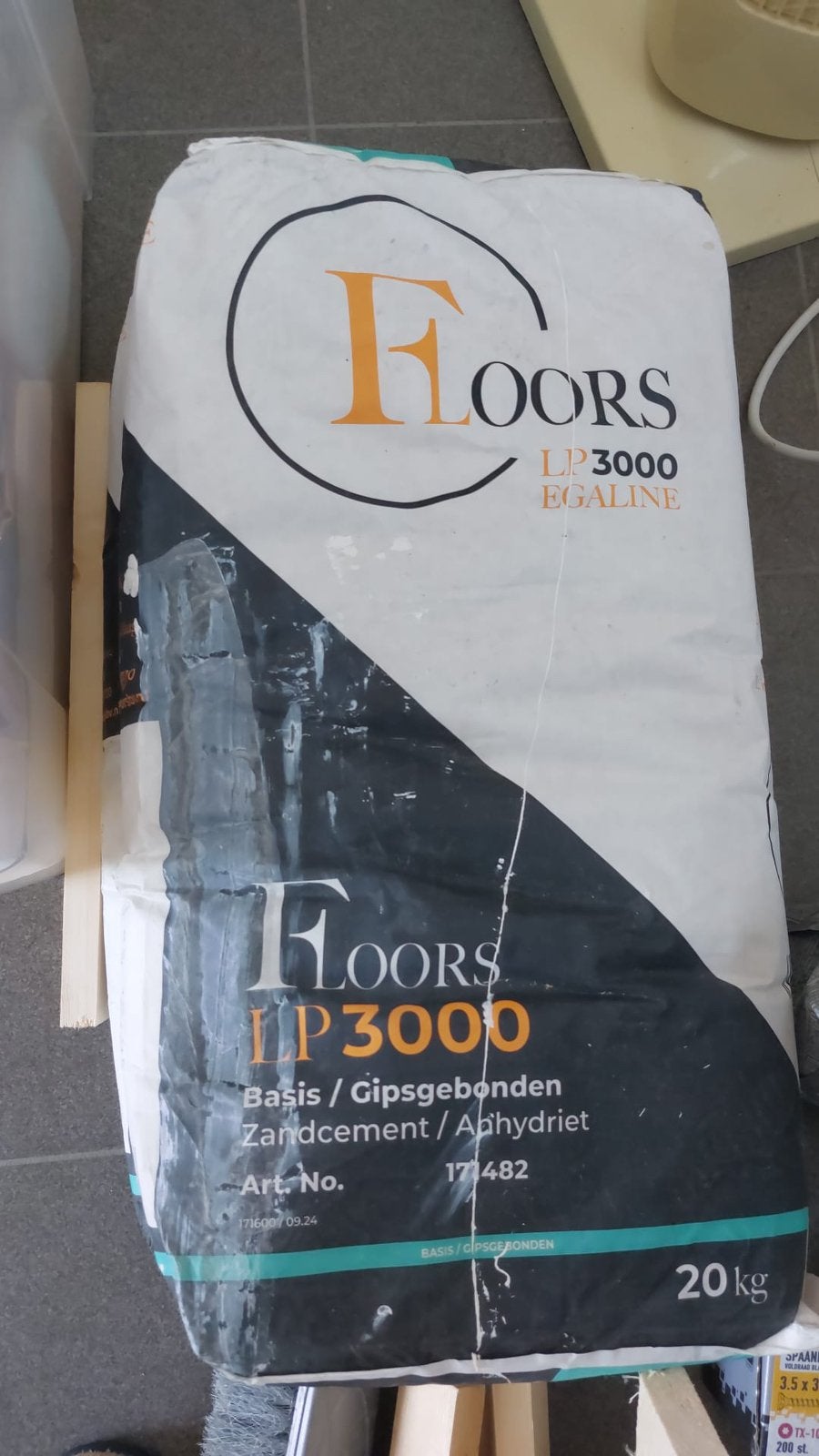 2 nieuwe zakken egaline, Ophalen, Nieuw