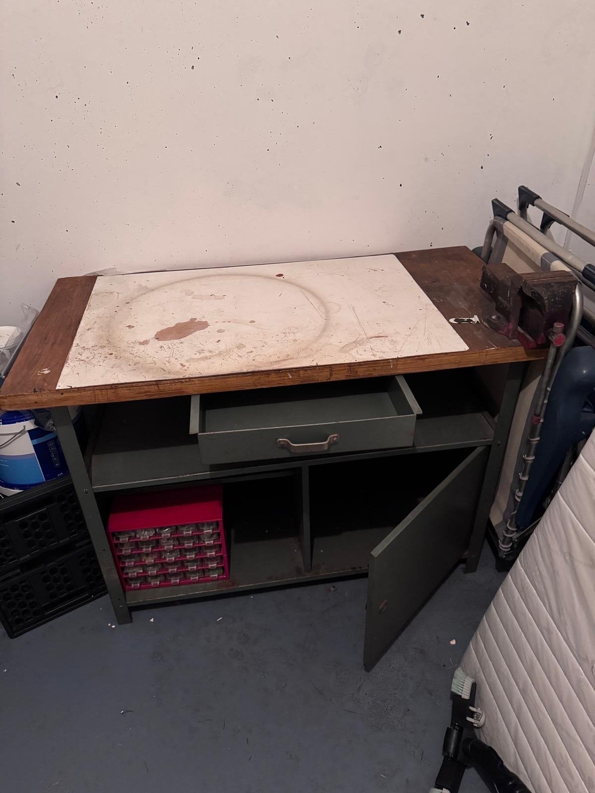 Robuuste werkbank met bankschroef en opbergruimte, Ophalen, Gebruikt, 70 tot 120 cm, Bankschroef