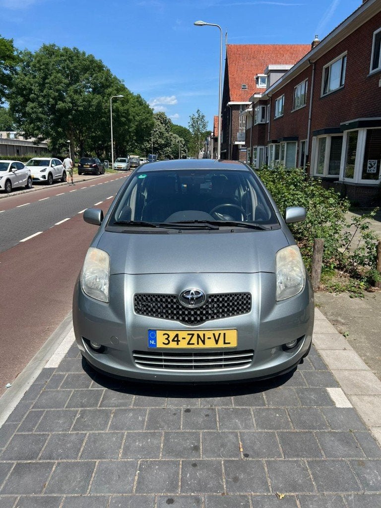 Toyota Yaris 1.3 16V Vvt-i 5DEUR Business LEDER APK 10/3/27, Auto's, Voorwielaandrijving, 900 kg, Stoelverwarming, 40 €/maand
