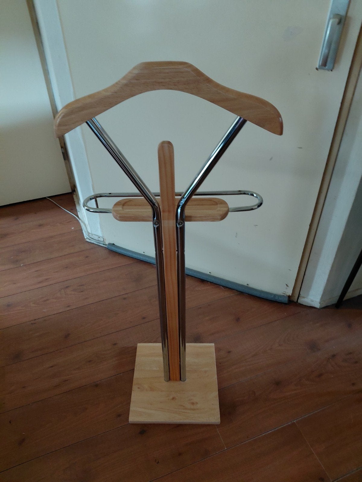 Kledingrek / Valet stand van hout en metaal, Gebruikt, 100 tot 150 cm, Ophalen of Verzenden, Staande kapstok