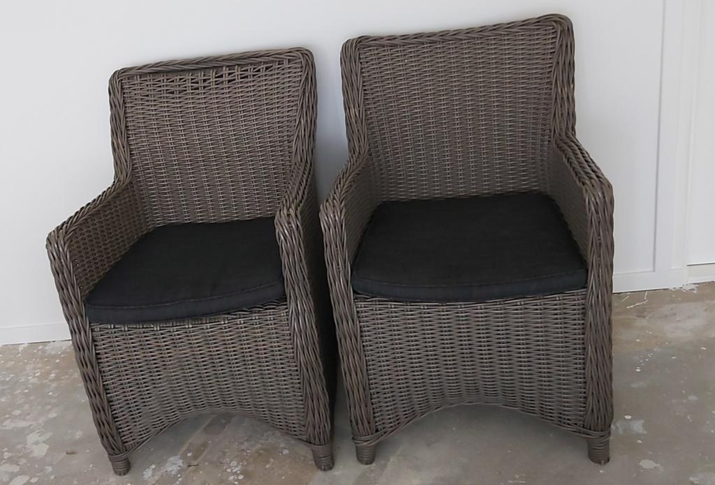 2  Rieten stoelen met kussens, Ophalen, Gebruikt
