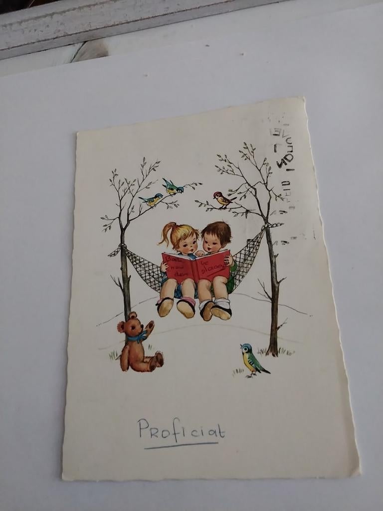 KINDEREN IN HANGMAT LEZEN EEN BOEK. 1964, Ophalen of Verzenden, 1960 tot 1980, Kinderen