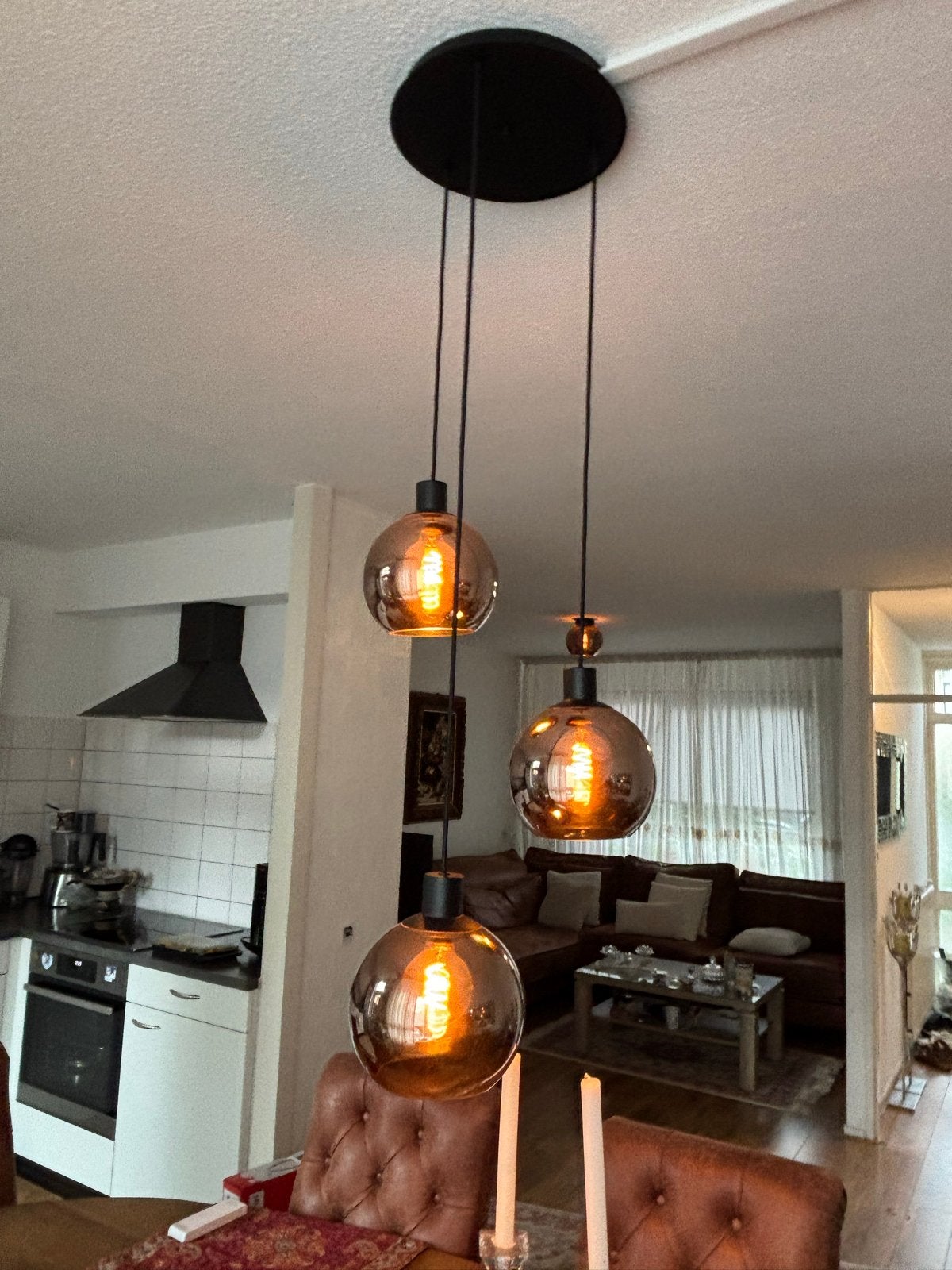 Moderne hanglamp met 3 amberkleurige glazen bollen, Ophalen, Zo goed als nieuw, Glas, E27 (groot)