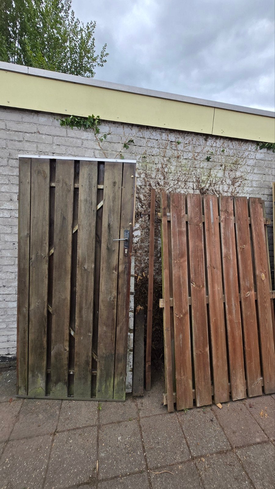 Schutting met poort en betonpaal gratis af te halen, Tuin en Terras, Schuttingen, Ophalen of Verzenden