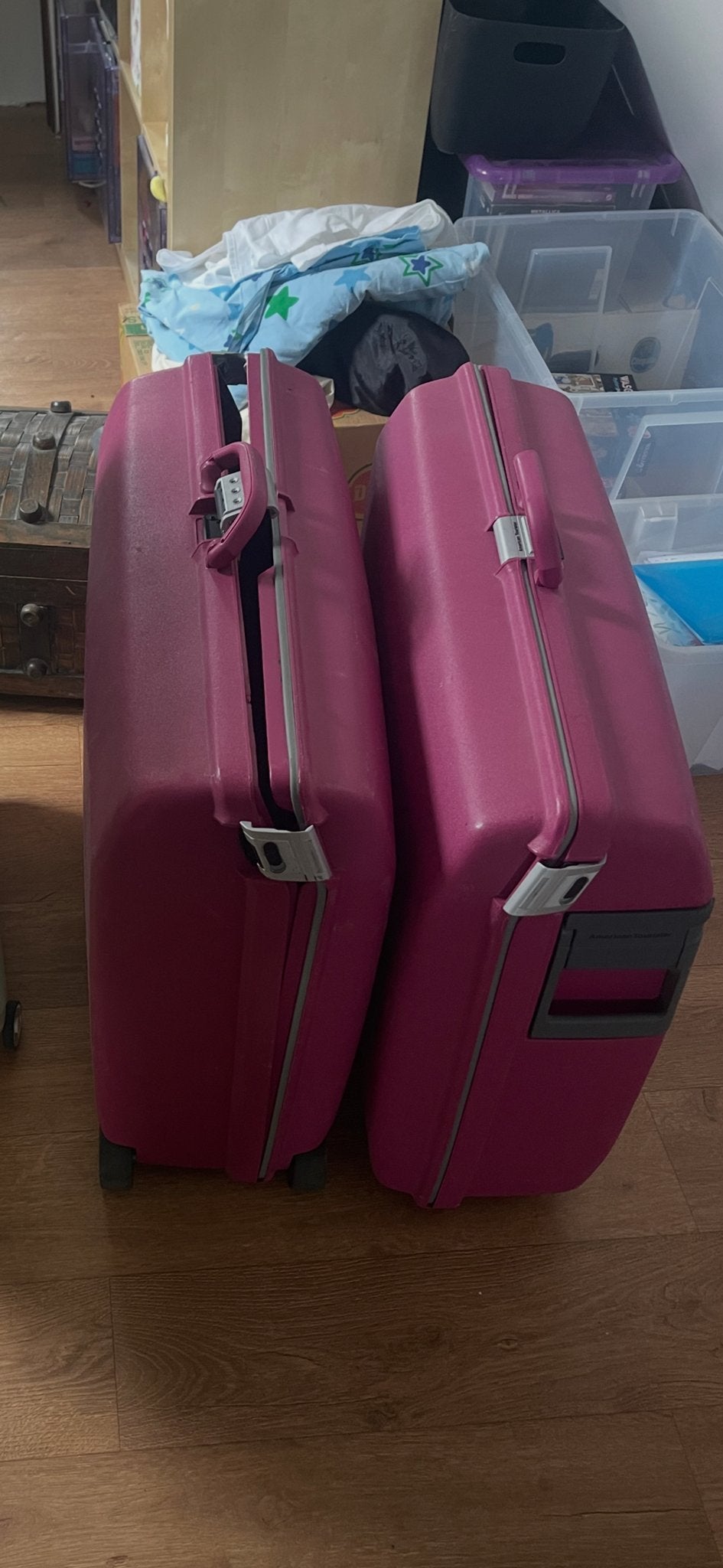 Gratis op te halen: Twee roze koffers, Sieraden, Tassen en Uiterlijk, Koffers, Gebruikt, Hard kunststof, 70 cm of meer, 35 tot 45 cm