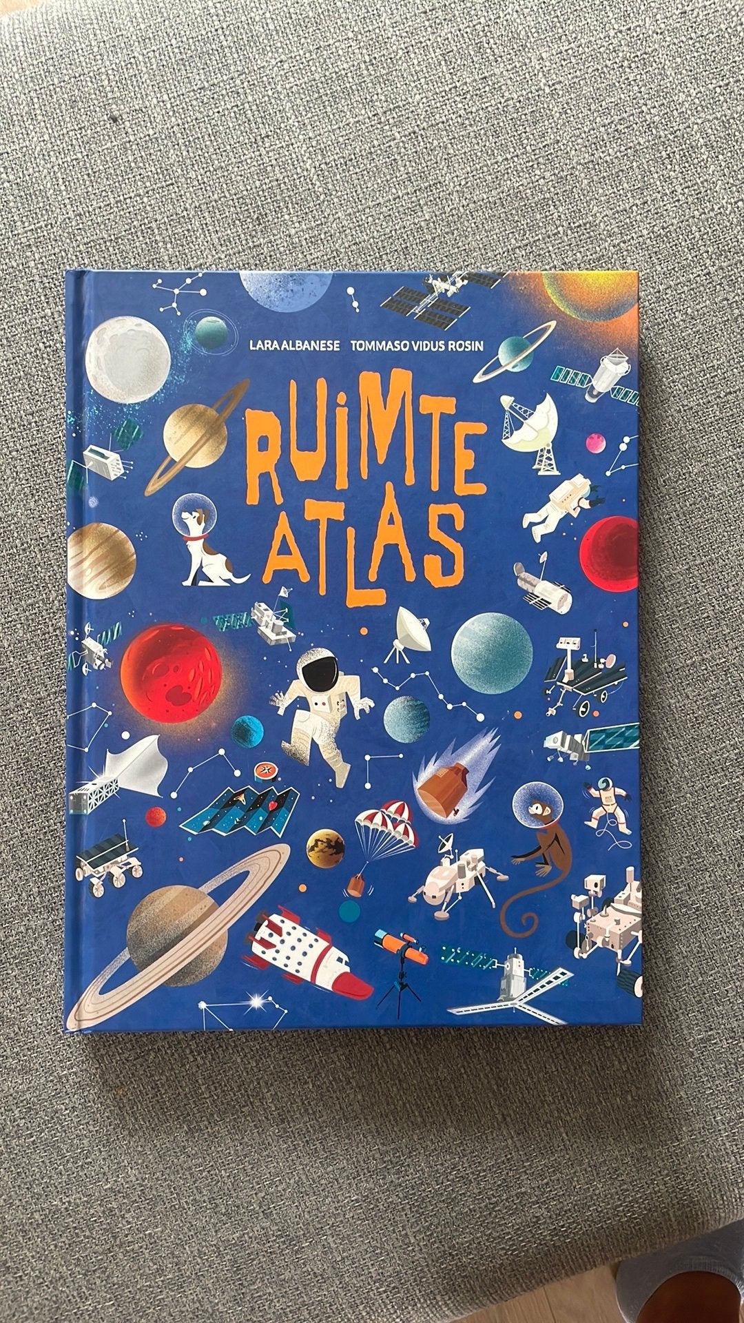 Boek: Ruimte Atlas - Lara Albanese & Tomasso Vidus Rosin, Ophalen of Verzenden, Zo goed als nieuw