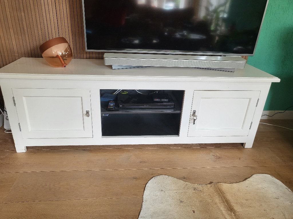 Landelijke TV-kast wit met slot en sleutels, Gebruikt, 150 tot 200 cm, Ophalen of Verzenden, Minder dan 100 cm