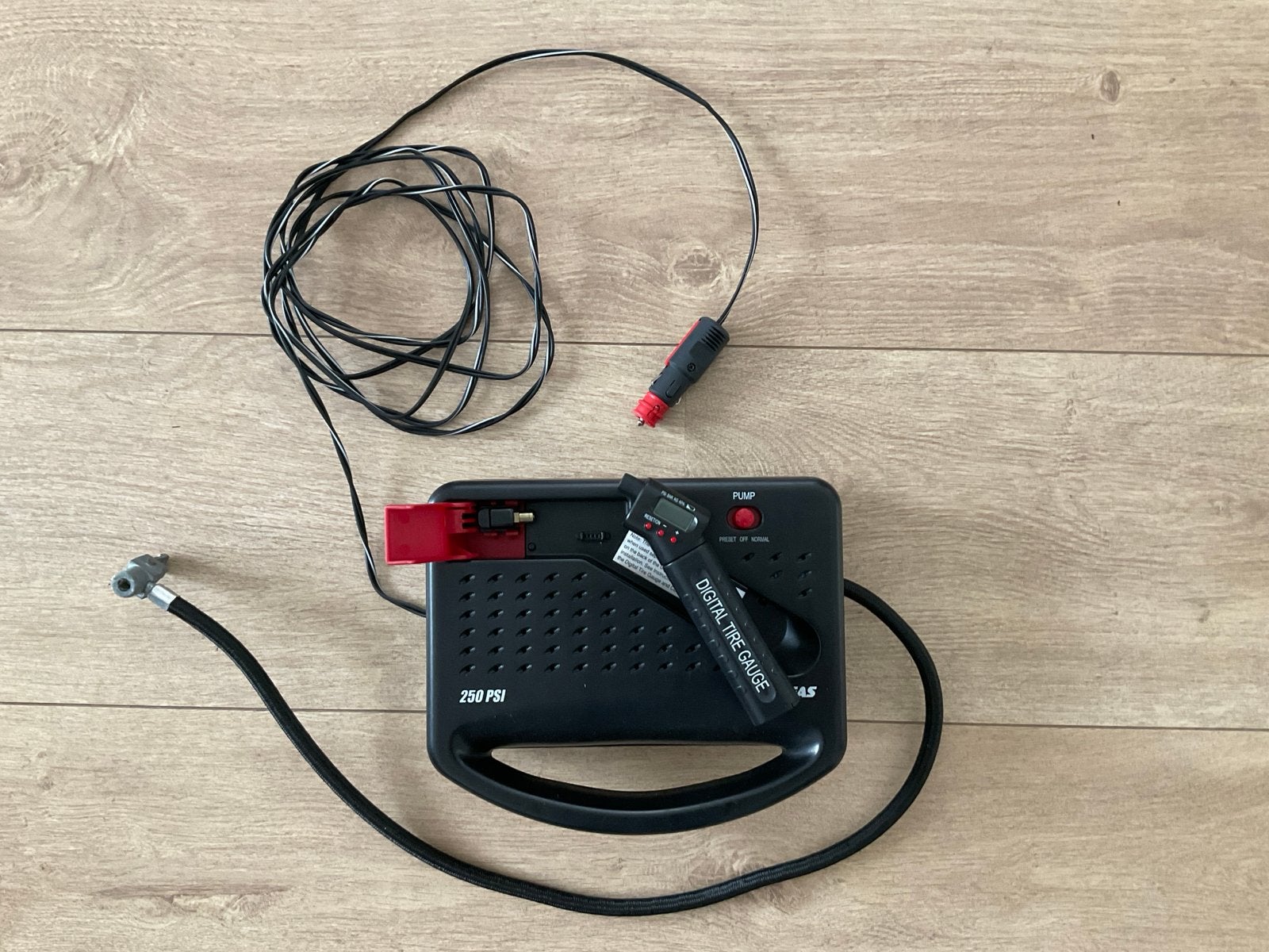 Draagbare 12V Compressor/Bandenpomp voor Auto, Ophalen of Verzenden, Gebruikt