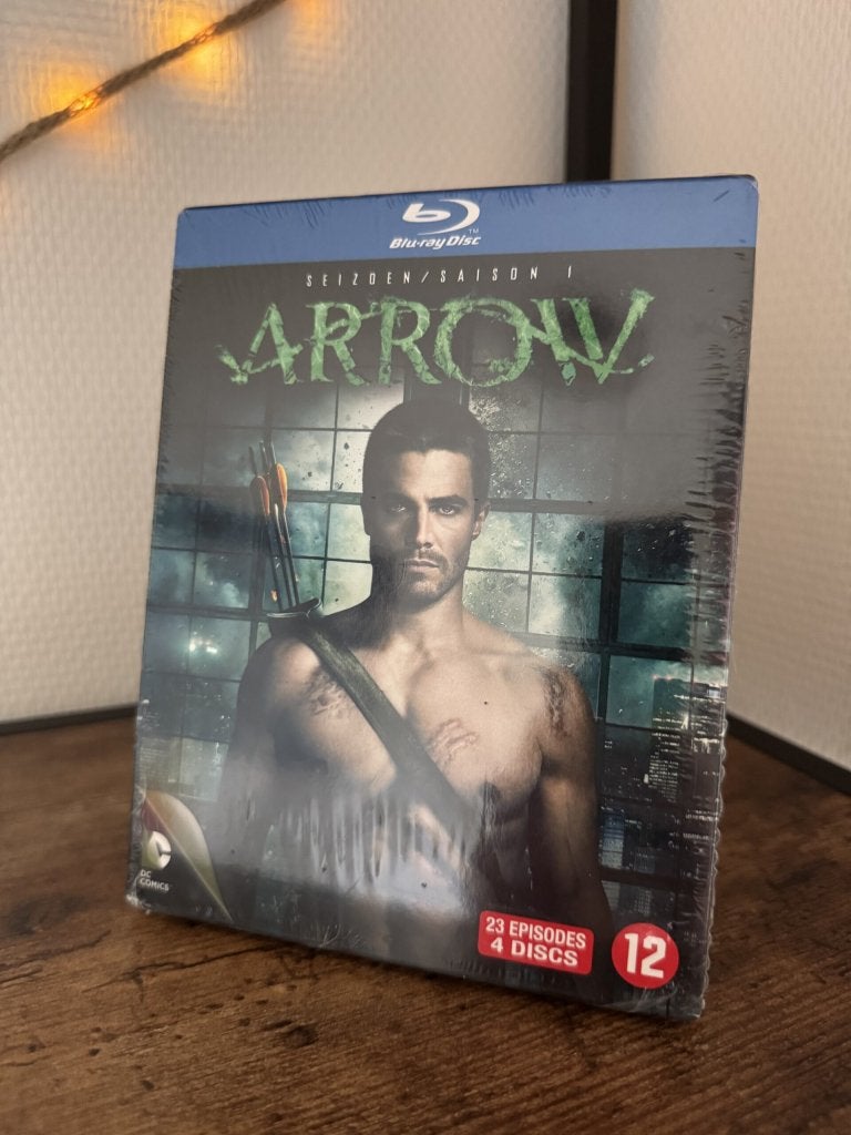 Arrow – Seizoen 1 (Blu-Ray), Cd's en Dvd's