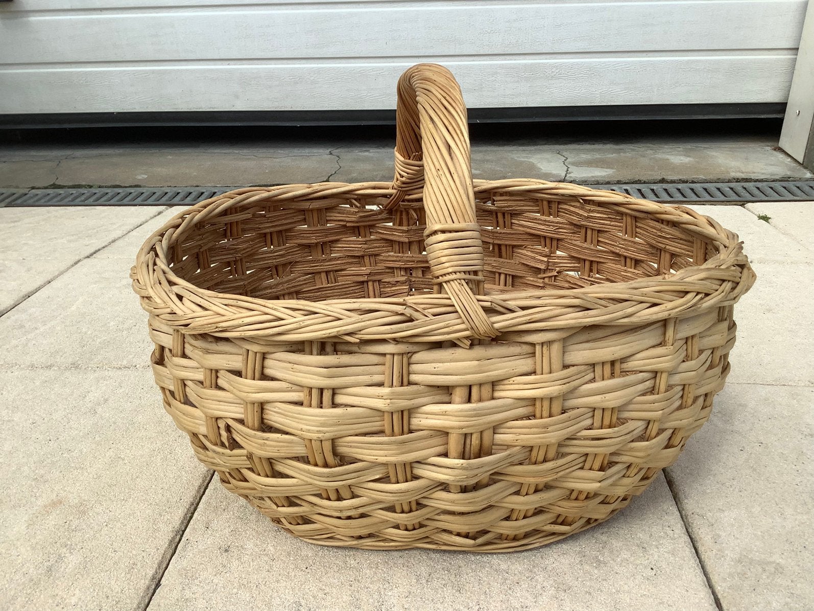 Vintage rieten mand plukmand boodschappenmand met hengsel, Huis en Inrichting, Woonaccessoires | Schalen en Manden, Ophalen of Verzenden