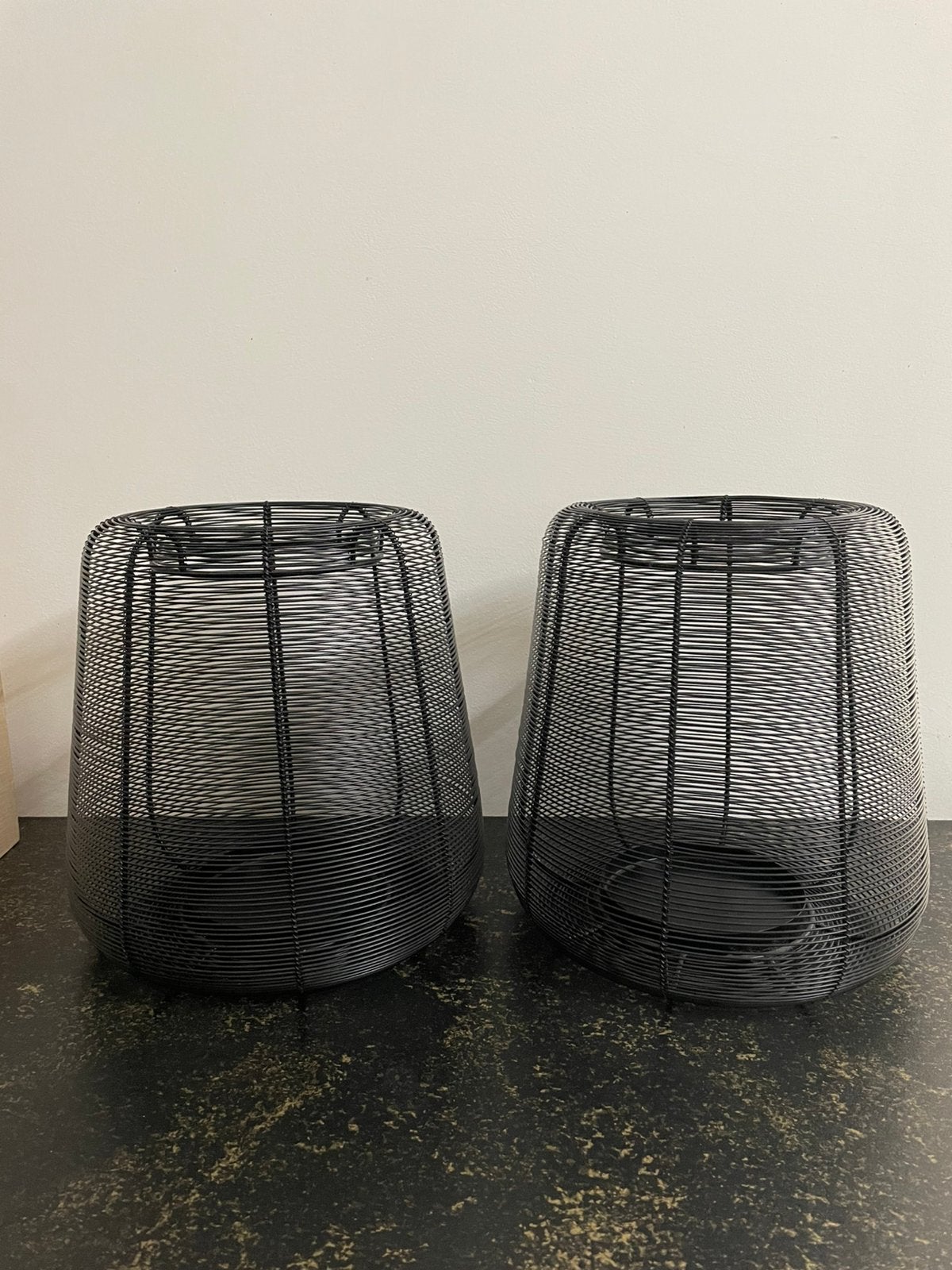 Set van 2 zwarte metalen draad windlichten, Huis en Inrichting, Woonaccessoires | Kandelaars en Kaarsen, 25 tot 50 cm, Zwart, Ophalen of Verzenden