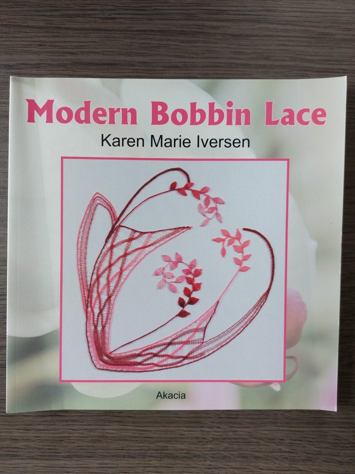 Modern Bobbin Lace - Karen Marie Iversen, Karen Marie Iversen, Ophalen of Verzenden, Zo goed als nieuw, Overige onderwerpen