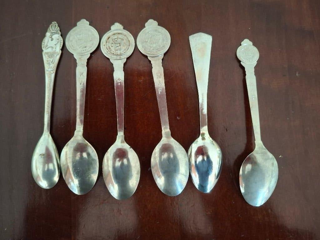 6 thee/koffie lepeltjes afb. koninginnen, Verzamelen, Ophalen of Verzenden, Gebruikt, Nederland, Speld(je) of Lepel(tje)