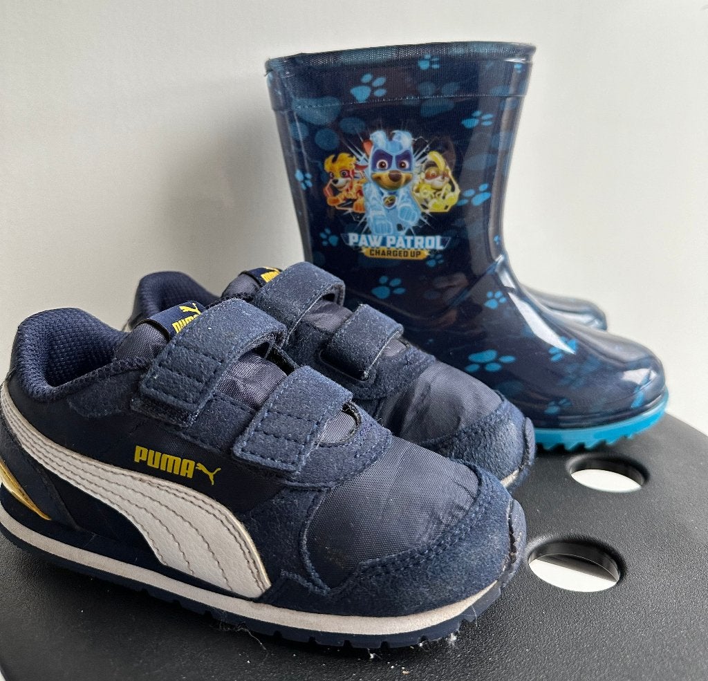 Stoere PUMA sneakers met Paw Patrol regenlaarzen maat 25!, Schoentjes, Verzenden, Zo goed als nieuw, Jongetje
