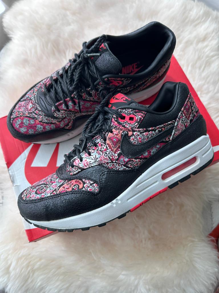 Nike Air Max 1 Liberty London Black Paisley maat 39, Kleding | Dames, Schoenen, Overige kleuren, Ophalen of Verzenden, Sneakers of Gympen
