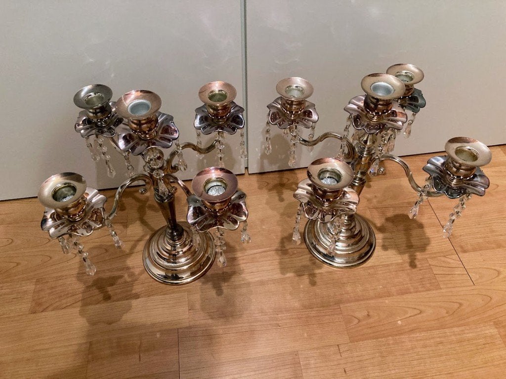 2 Zilverkleurige 5 armige kandelaars met glazen pegels. 30€, Ophalen, 35 cm, Zo goed als nieuw, Metaal