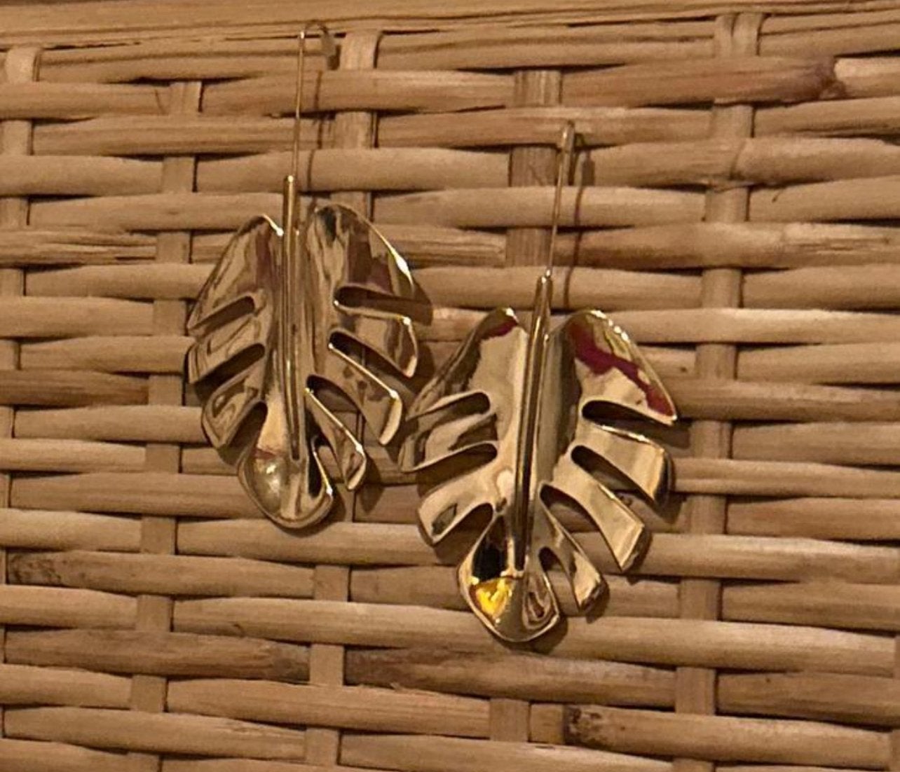 Monstera blad oorbellen van ZARA, Overige materialen, Hangers, Ophalen of Verzenden, Zo goed als nieuw