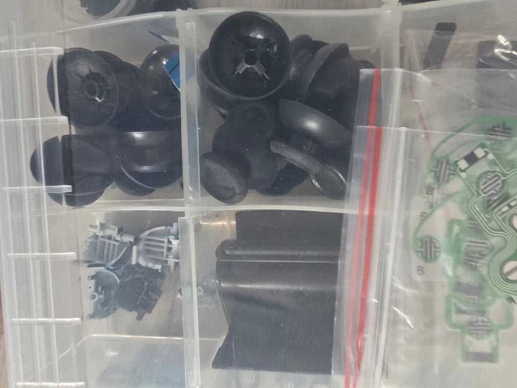 Foto 14 van Grote partij PS4/PS5 controllers + onderdelen/accessoires