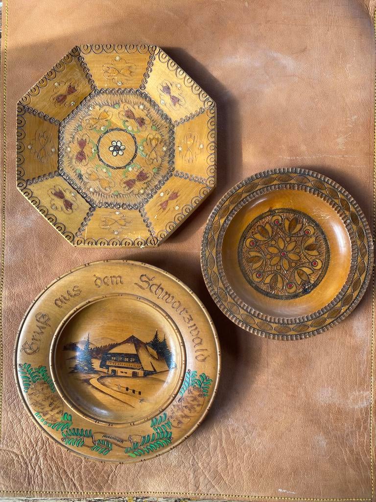 Drie houten wandborden, handgeschilderd en gesneden, Antiek en Kunst, Antiek | Wandborden en Tegels, Ophalen of Verzenden