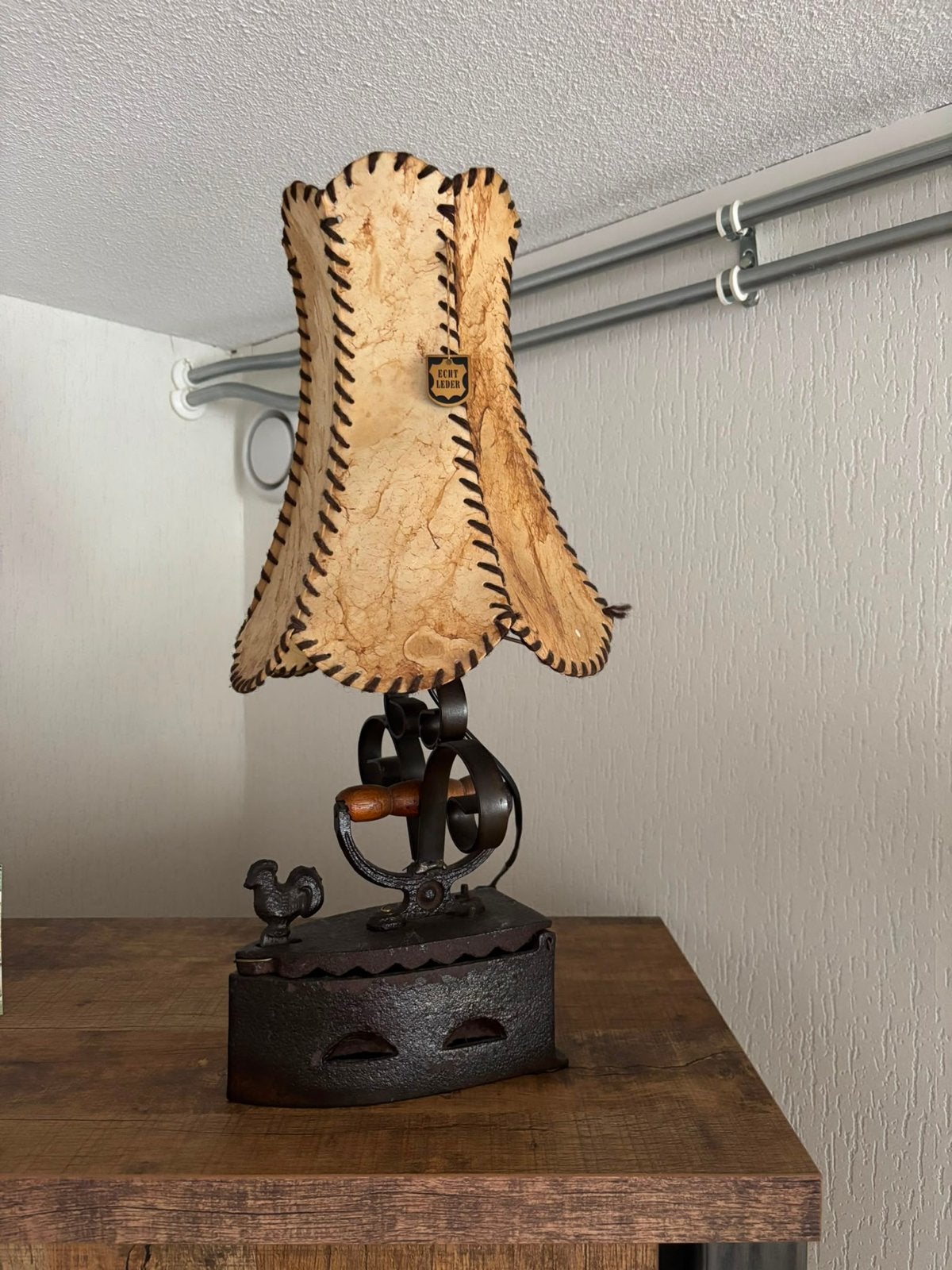 Unieke vintage tafellamp met strijkijzer voet en leren kap, Ophalen