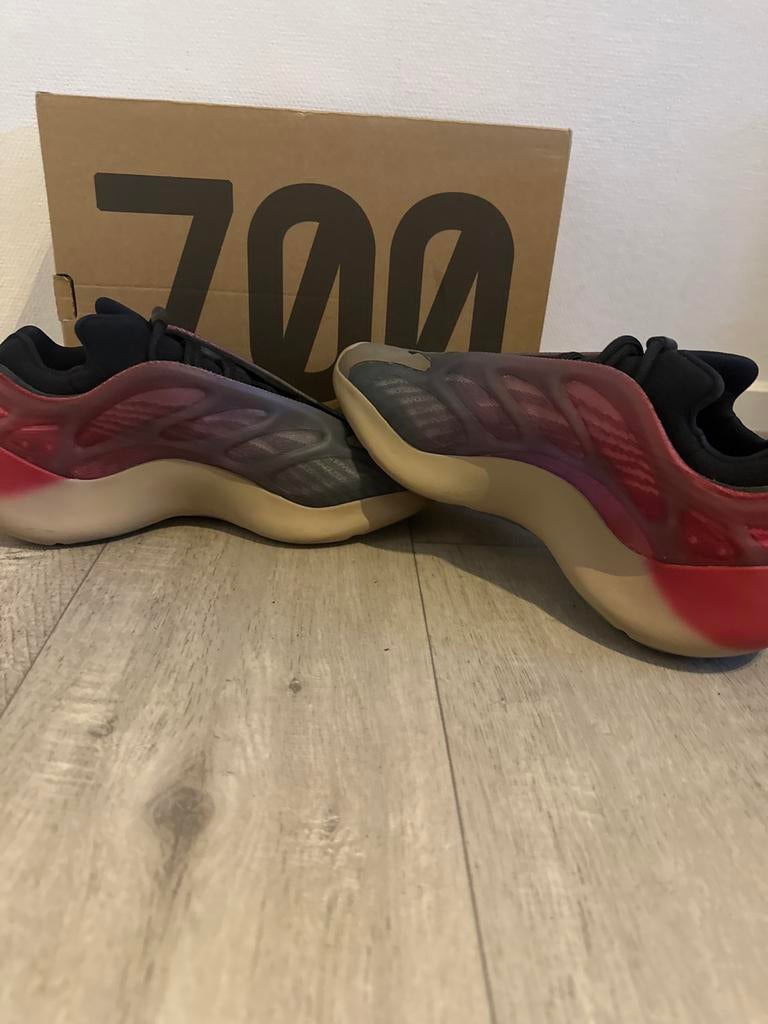 Yeezy 700 V3 Fade Carbon, Overige kleuren, Ophalen of Verzenden, Sneakers of Gympen, Zo goed als nieuw