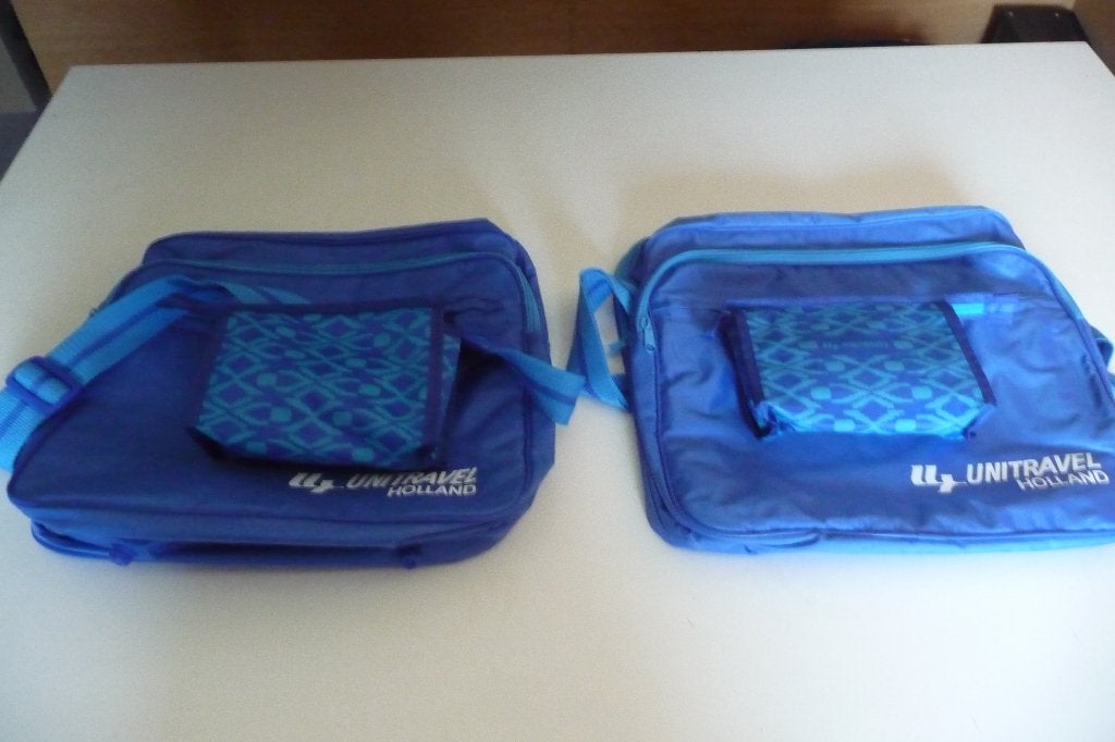 2  nieuwe reistassen met toilettasje gevuld, 30 cm of meer, Blauw, Minder dan 40 cm, Ophalen of Verzenden