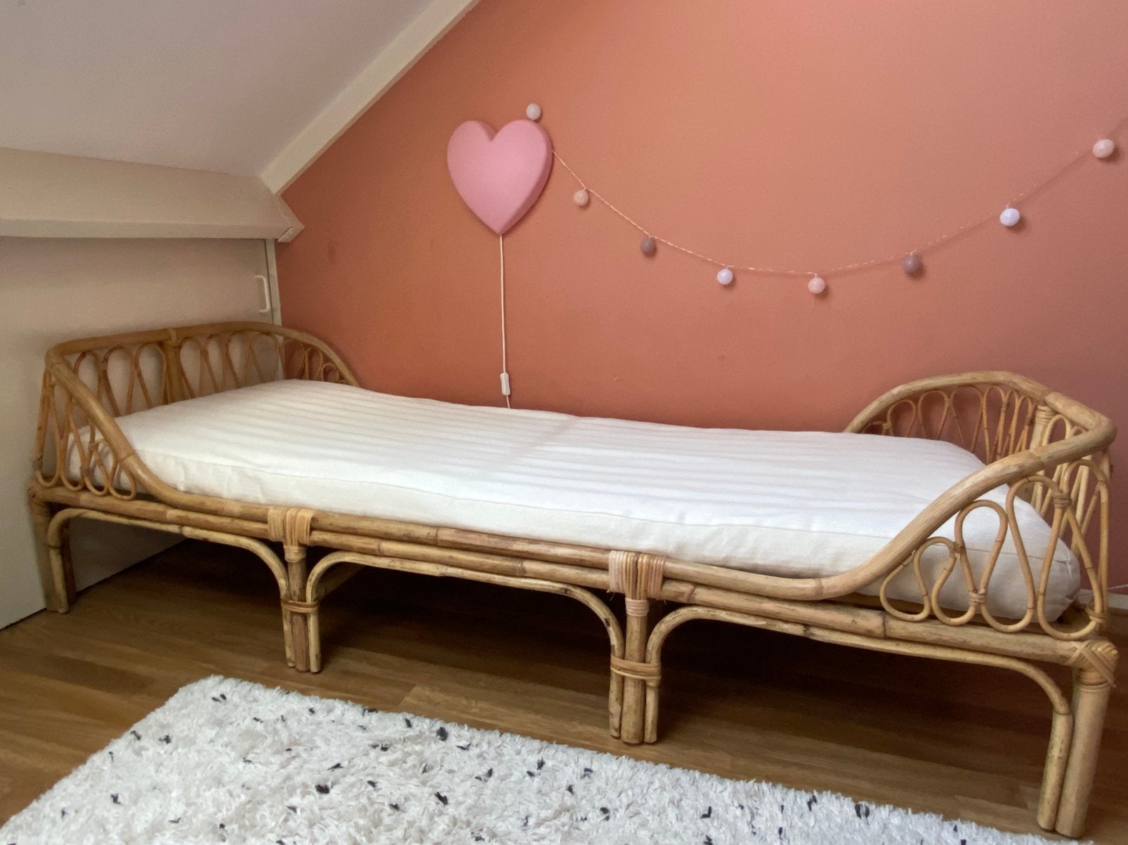Kinderbed Noor Rotan 185x78x55cm (lxbxh) incl. matras, Kinderen en Baby's, Kinderkamer | Bedden, Ophalen, 70 tot 85 cm, Zo goed als nieuw