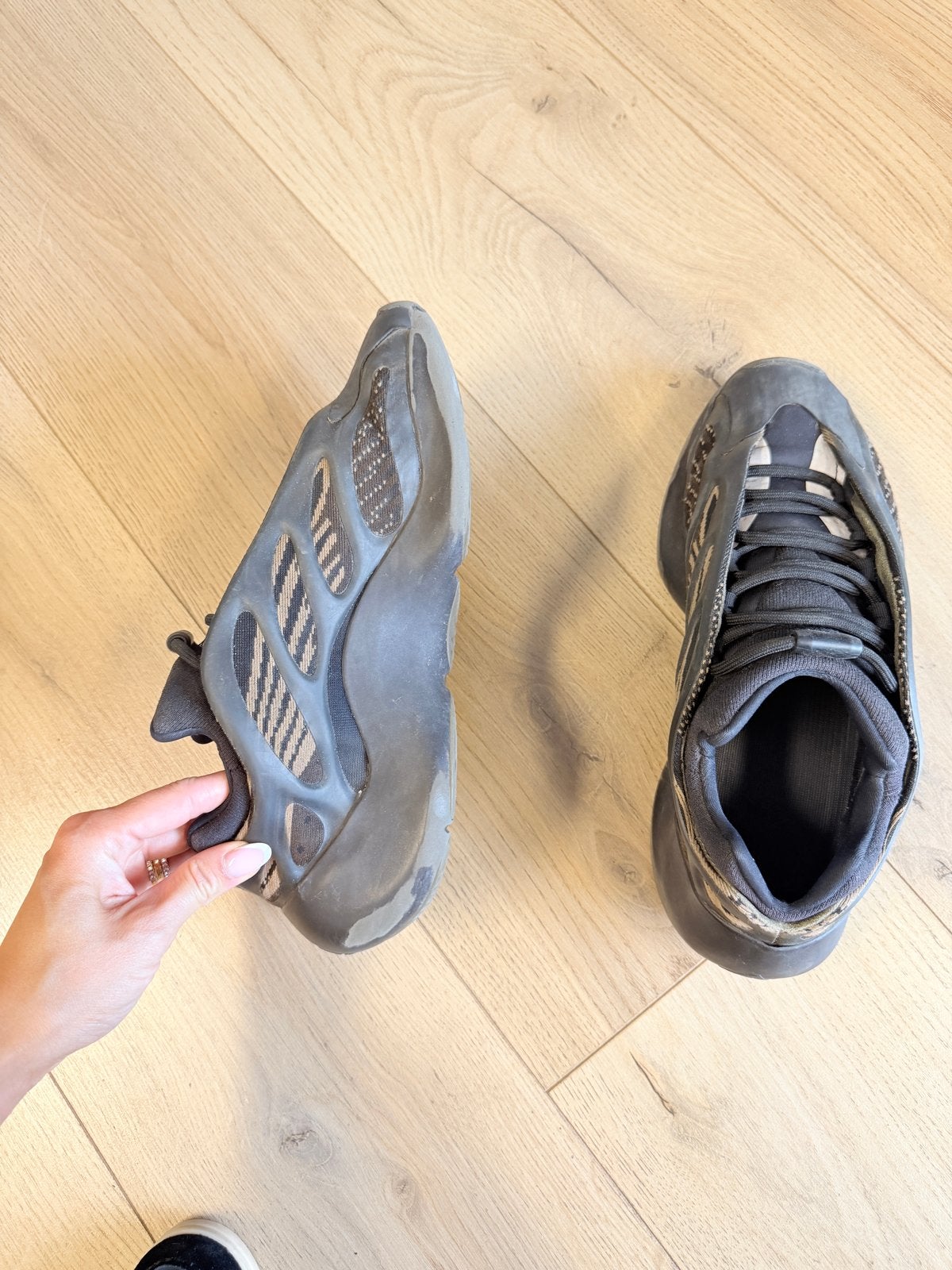 Adidas Yeezy 700 V3 'Dark Glow' Sneakers maat 42, Ophalen of Verzenden, Zo goed als nieuw, Zwart, Sneakers of Gympen