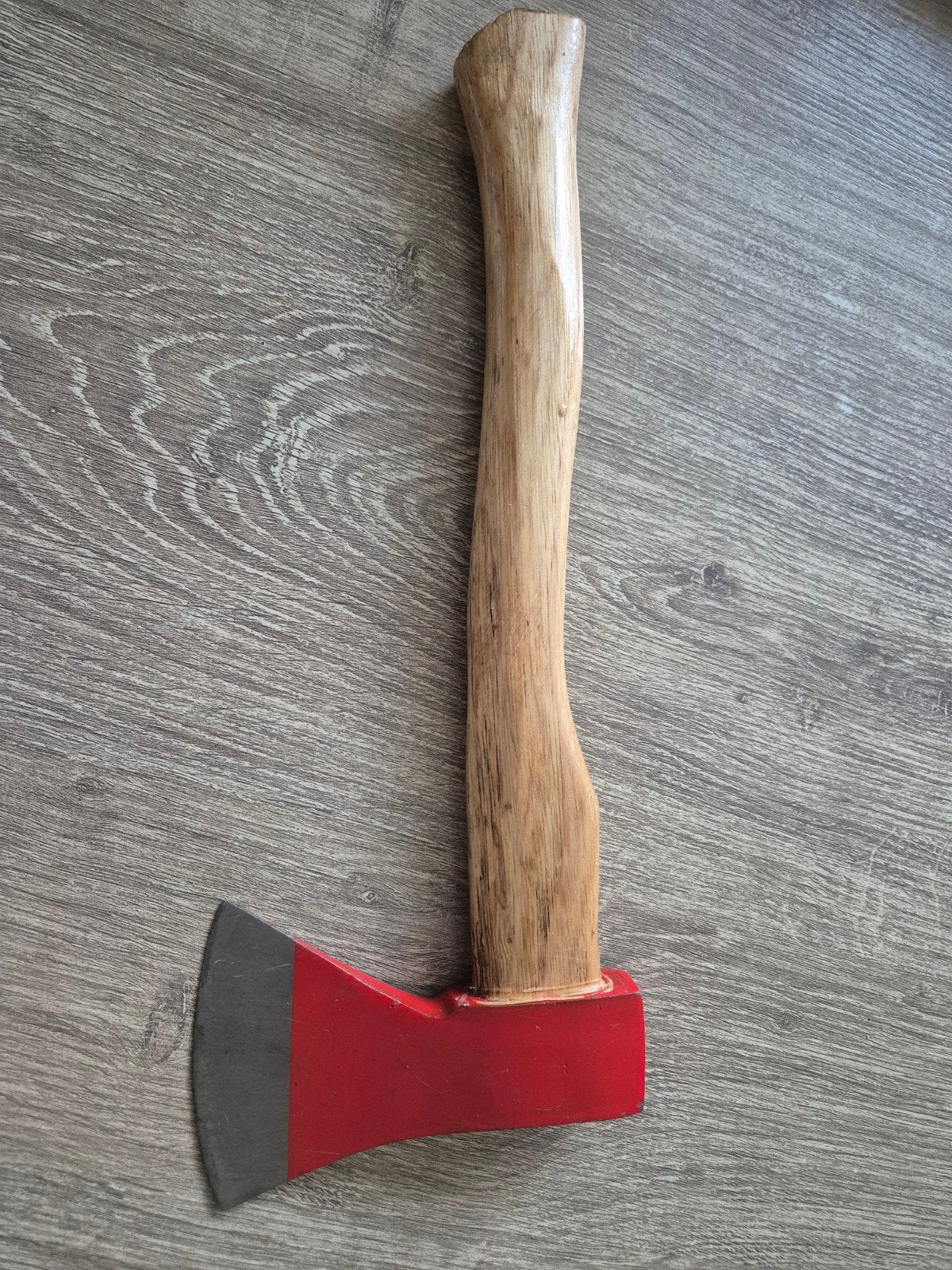 Handbijl met houten steel en rode kop, Ophalen of Verzenden, Gebruikt, Overige typen, Overige merken